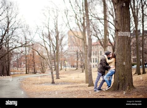 Deux Jeunes Femmes Embrassant Banque De Photographies Et D’images à Haute Résolution Alamy