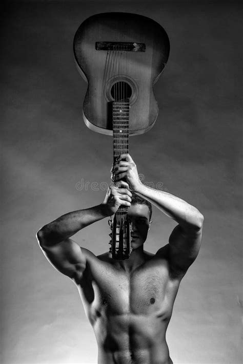 Ídolo Musical Hombre Muscular Atractivo Con La Guitarra Acústica Imagen