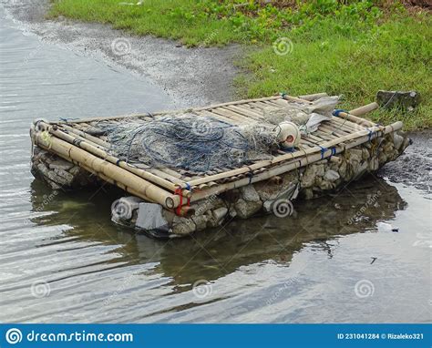 Barco A Jangada Simples Na Costa De Um Rio Ou Lago Foto De Stock