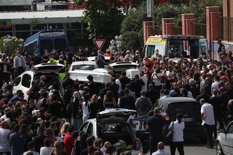 Funerali Fratellini Uccisi Ad Ardea Centinaia Di Palloncini Salutano