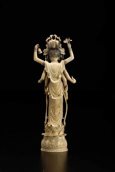 Scultura in avorio raffigurante divinità eretta sopra fiore di loto con