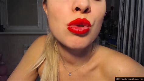 Hot Blonde MILF Webcam Model With Great Ass And Wide Hips