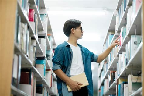 Aluno Lendo Livro Na Biblioteca Foto Premium