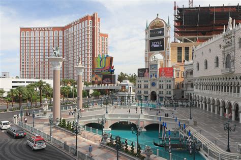 Las Vegas Treasure Island And Venetian Treasure Island H Flickr