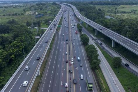 Arus Lalu Lintas Tol Jakarta Cikampek Ramai Lancar Cipularang Lengang