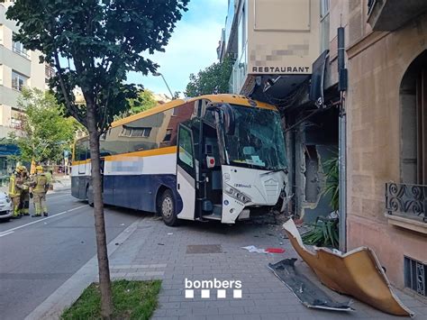 Un Autocar Se Empotra Contra Un Hotel En Molins De Rei Causando Varios