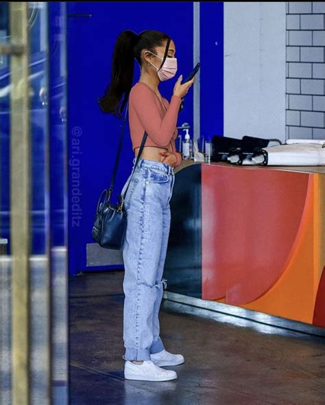 Ariana Grande Flashes Taut Tummy In A Cropped Sweater And Jeans Artofit