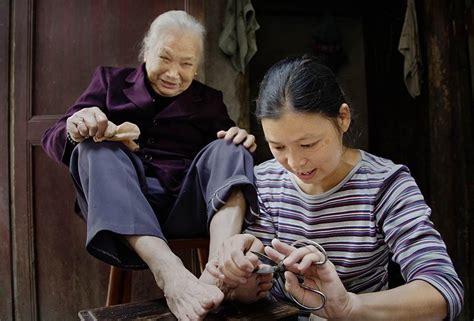 为啥有些家庭，越孝顺的孩子越不受父母喜欢，过来人讲的话很戳心苏明玉