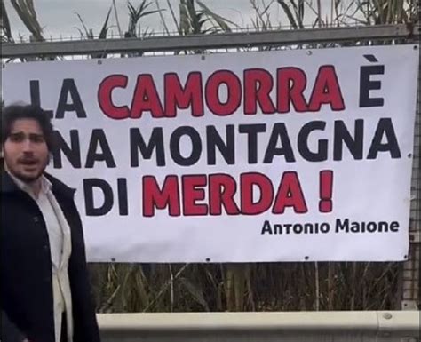 Gli Rubano Lauto Nuova E Affigge Uno Striscione Contro La Camorra