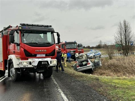 Samochód wjechał do rowu w miejscowości Pucołowo Jedna osoba została