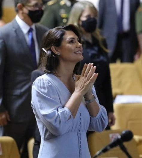 Looks De Michelle Bolsonaro O Estilo Da Esposa De Bolsonaro Durante As