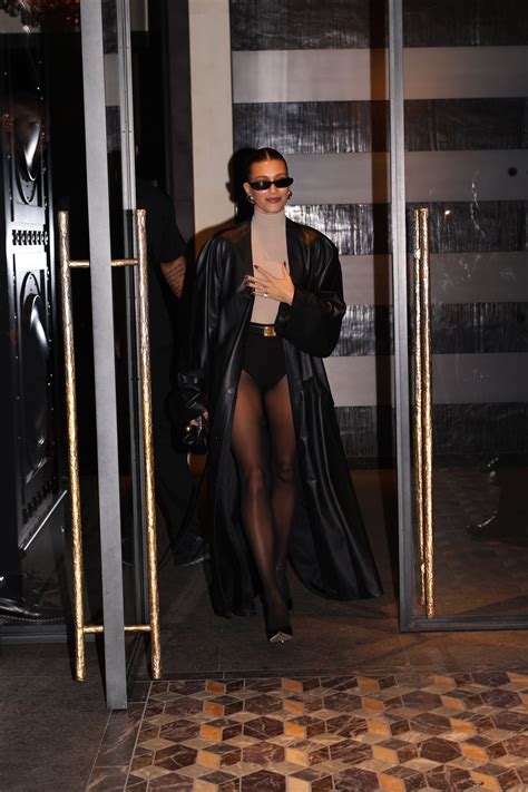 Cómo llevar la tendencia sin pantalones en color nude con zapatos rojos como Kristen Stewart Vogue