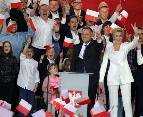 Pologne le conservateur Duda en tête du second tour de la