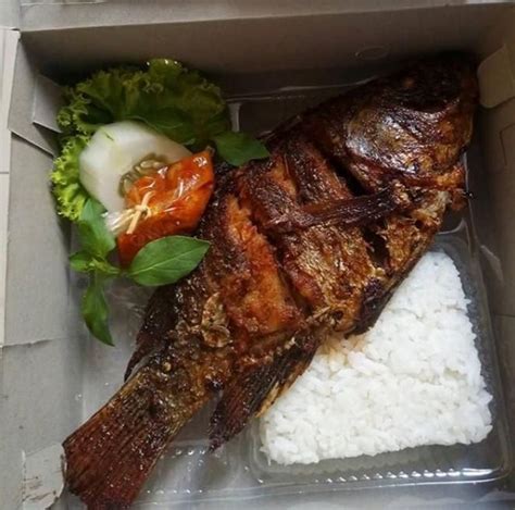 Nasi Box Nasi Ikan Nila Goreng Bakar Sambal Lalapan Dan Sayuran