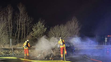 Mercedes Geht In Flammen Auf B295 Kurzzeitig Voll Gesperrt