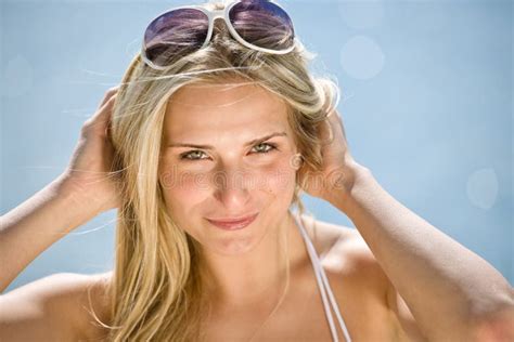 La Mujer Hermosa Rubia Goza Del Sol Del Verano Imagen De Archivo Imagen De Cubo Bikini