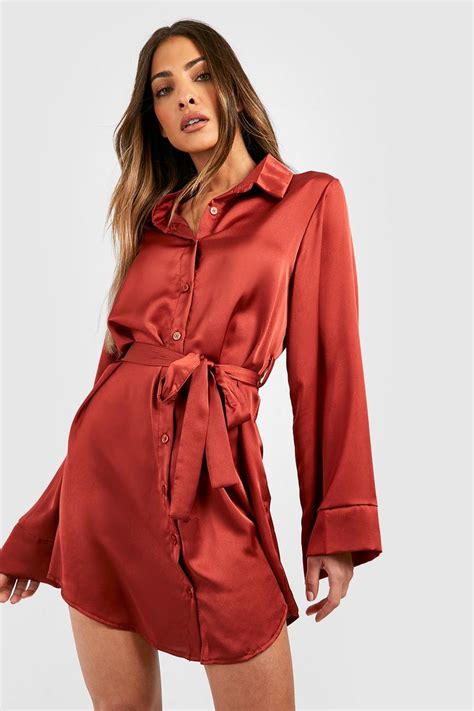 Satin Hemd Kleid Mit Kimono Ärmeln Und Knoten Vorne Boohoo