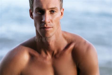 Beautiful Man With Naked Muscular Torso At White Sand Beach Stockfoto