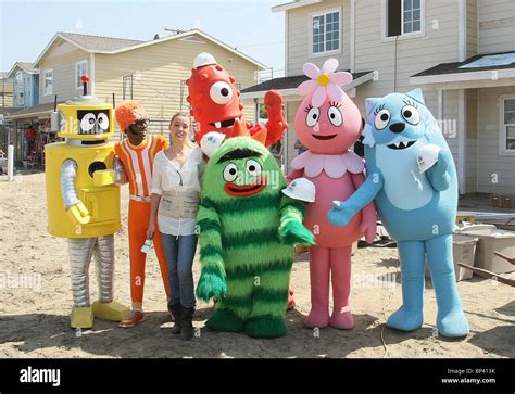 Amber Heard Yo Gabba Gabba Dj Rok Yo Gabba Gabba And Celebrity Friends Celebrate Habitat For