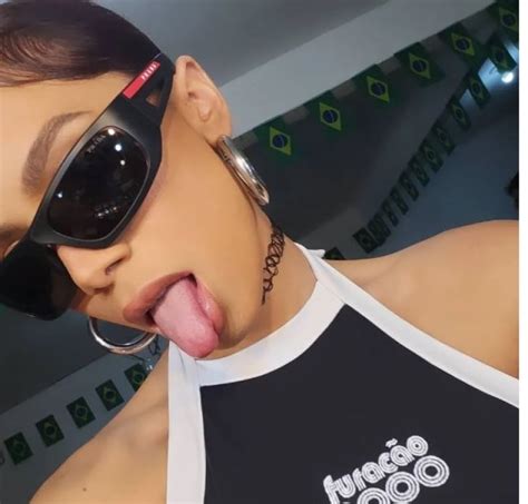 Anitta grava clipe simulação de cenas de sexo FOLHAMAX