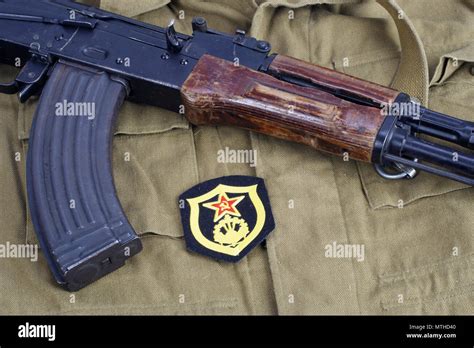 AK 47 Mit sowjetischen Armee Combat engineer Schulter Patch auf Khaki ...