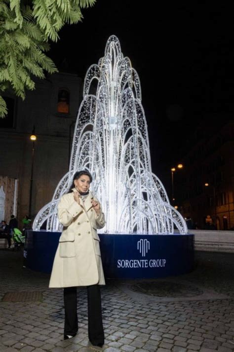 Sorgente Group A Piazza San Silvestro Lalbero Di Natale Una Fontana