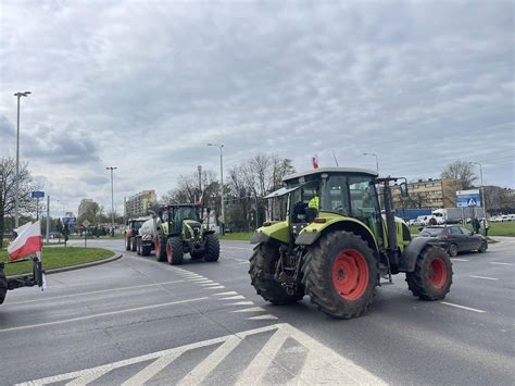 Rolnicy protestują na Aleksandrowskiej Jak wygląda sytuacja na drodze