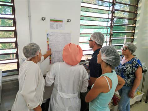 Nutricionistas Observando Os Card Pios Produzidos Na Uan Prefeitura