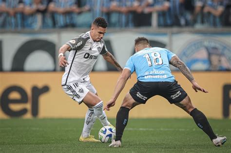 gol de estreante no profissional Grêmio derrota Atlético MG e