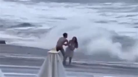 Video Del Momento En Que El Mar Se Traga A Pareja Y Mujer Desaparece