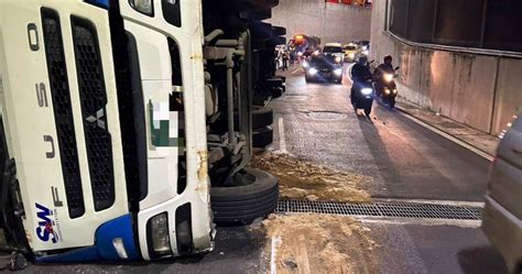 驚悚！板橋大貨車為「躲限高」急剎車 車身失控翻覆狂漏油駭人畫面曝 社會 Ctwant