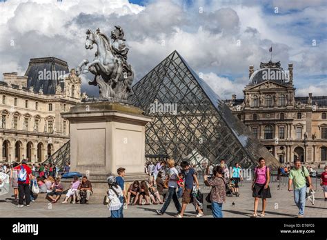 Parigi Monumento A Luigi XIV Luigi XIV Pei Piramide Louvre Foto