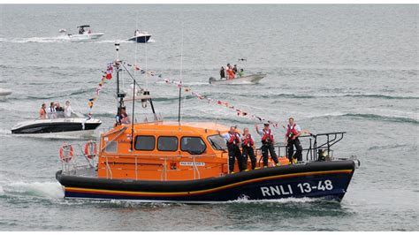 Crowds Welcome New Quay Rnlis New Shannon Class Lifeboat Home Rnli