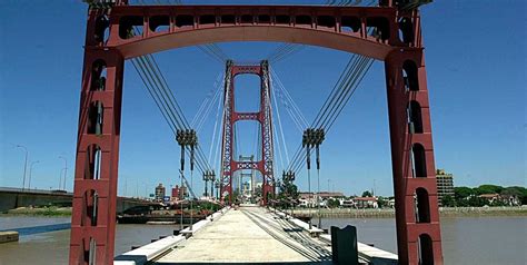 ¿el Puente Colgante Pintado Con Los Colores De La Bandera De Santa Fe