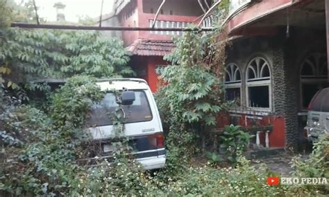 Rumah Mewah Terbengkalai Tahun Di Bandung Ada Banyak Mobil