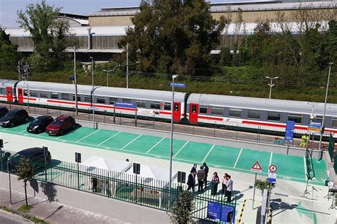 Il Parcheggio Della Stazione Dei Treni Di Casoria Chiuso