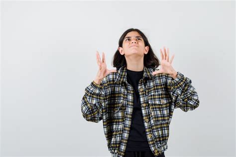 Petite Fille Levant Les Mains De Manière Agressive En T shirt Veste Et