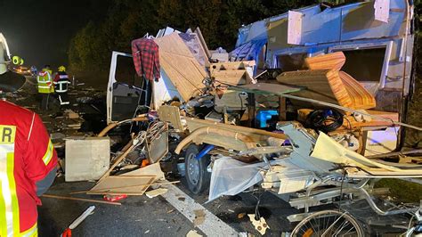 A Knetzgau Riesiges Tr Mmerfeld Auf Autobahn Lkw Kracht Ungebremst