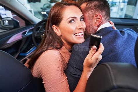 Hombre Generoso Dando Un Gran Regalo A Su Querida Mujer Imagen De