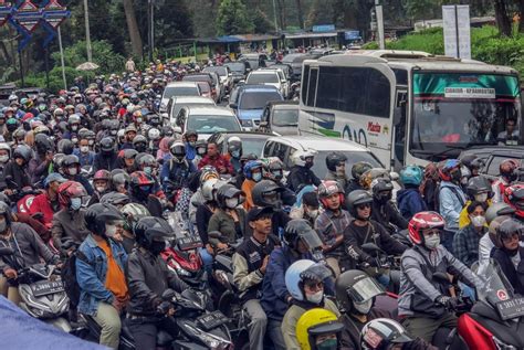 Pengendara Motor Sulit Gunakan Jalur Alternatif Ke Puncak Republika