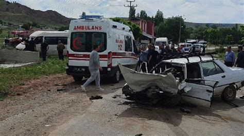 Kırıkkale de ön teker aksı kopan otomobil öğrenci servisine çarptı 17