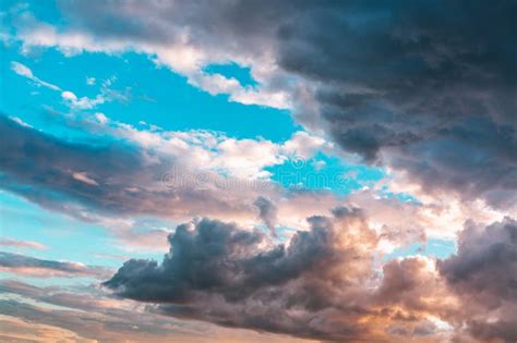 Nuvens Dram Ticas Bonitas No C U De Nivelamento Imagem De Stock