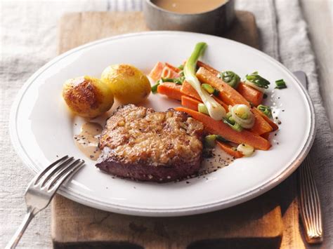 Braten Mit Senfkruste Gem Se Und Bratkartoffeln Rezept Eat Smarter