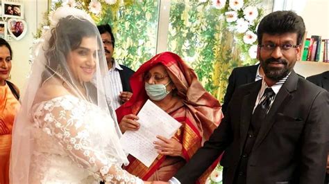 Vanitha Vijayakumar and Peter Paul's Wedding Pictures Go Viral - Varnam MY