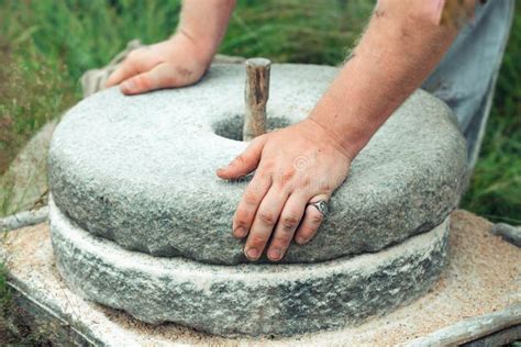 El Molino De Piedra Antiguo Del Grano De La Mano Las Manos Del S De