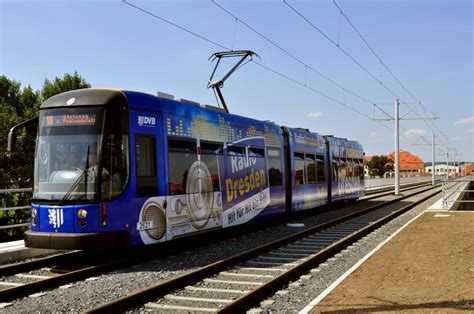 Wagen 2621 der DVB mit Vollwerbung für Radio Dresden auf der Linie 10