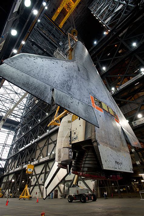 Spaceflight Now Sts Shuttle Report Atlantis Hoisted To Meet