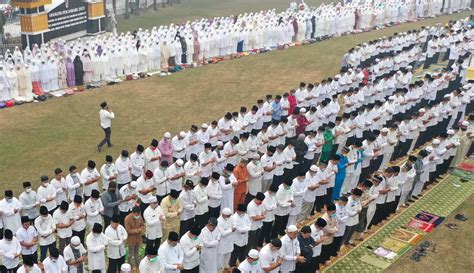 Foto Kabut Asap Masih Tebal Warga Gelar Salat Minta Hujan Foto