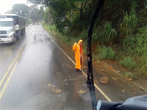 Deslizamento De Terra Interdita Parcialmente Rodovia Cataguases Dona