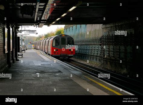 Colindale tube station hi-res stock photography and images - Alamy